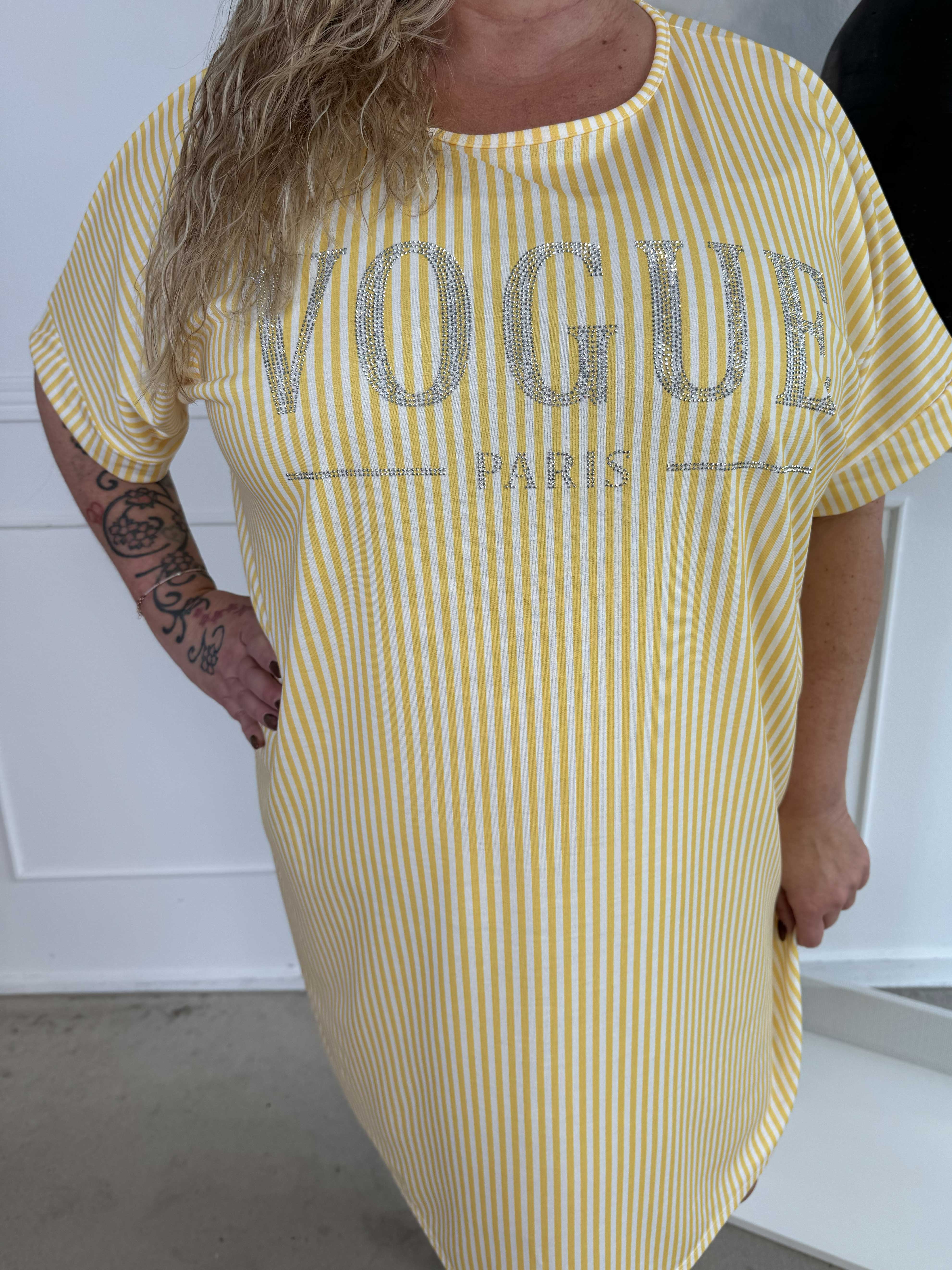 Mintu Stripe Dress - Plus size randig klänning i bomull med similisten